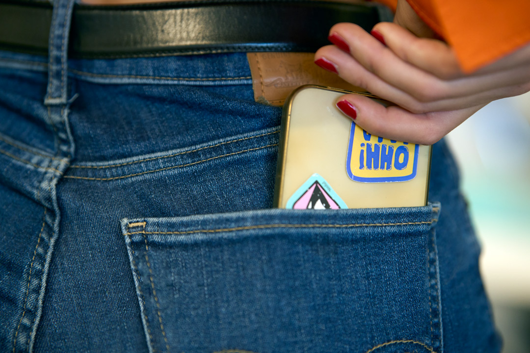 Un téléphone dans une poche arrière de pantalon