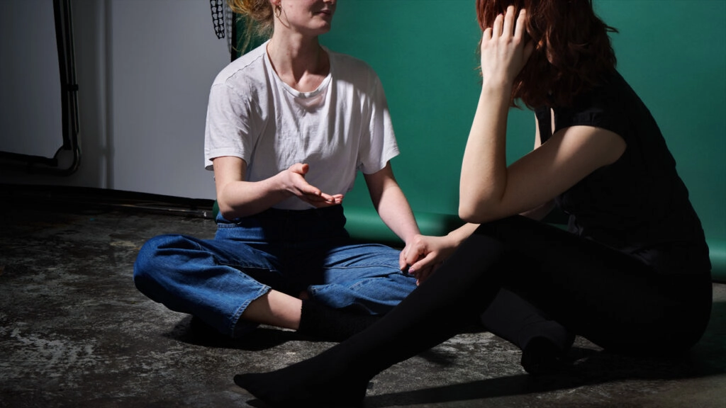 Deux femmes assises par terre