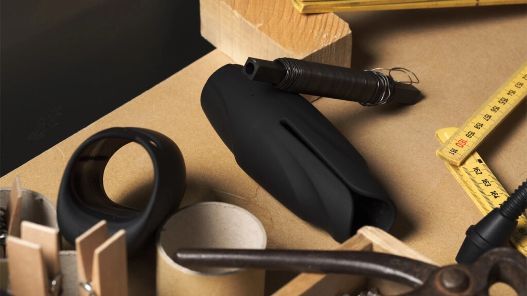 Un vibromasseur pour pénis, du fil d’acier et des outils