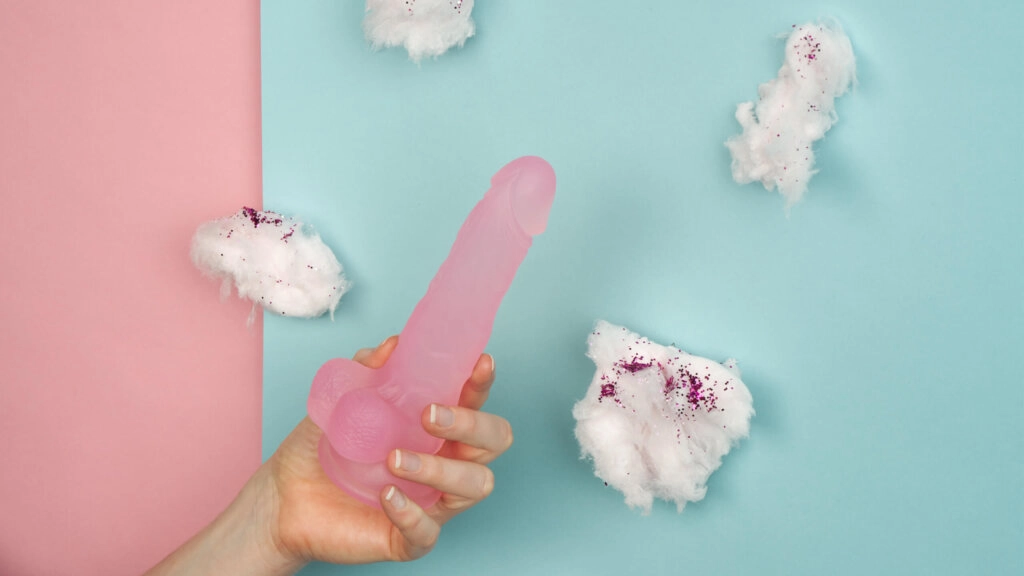 Hand met een roze dildo