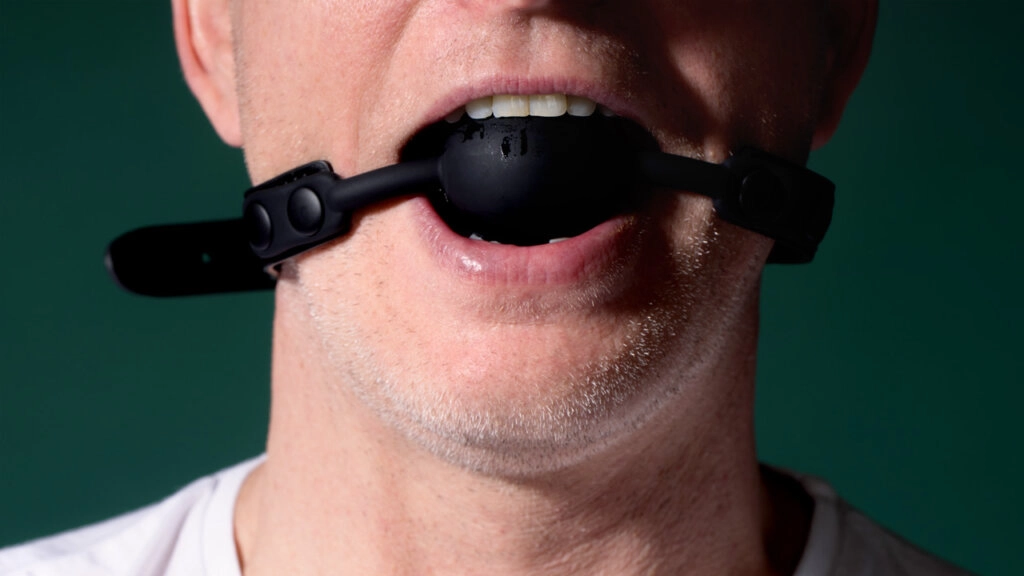 Homme avec un bâillon dans la bouche