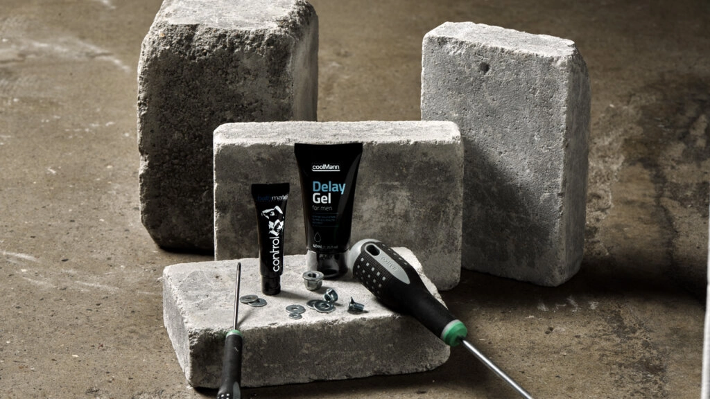 Crème retardatrice, outils et blocs de béton