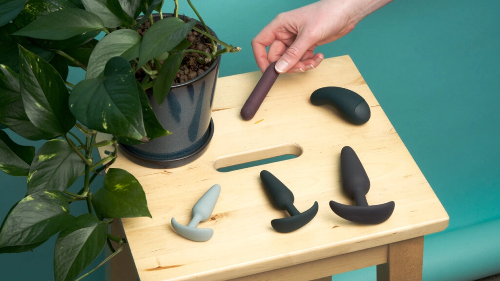 Analplugs und Vibratoren auf einem Tisch