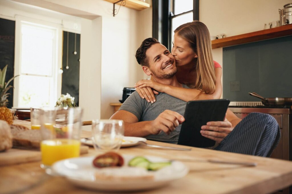 Une femme embrassant un homme sur la joue