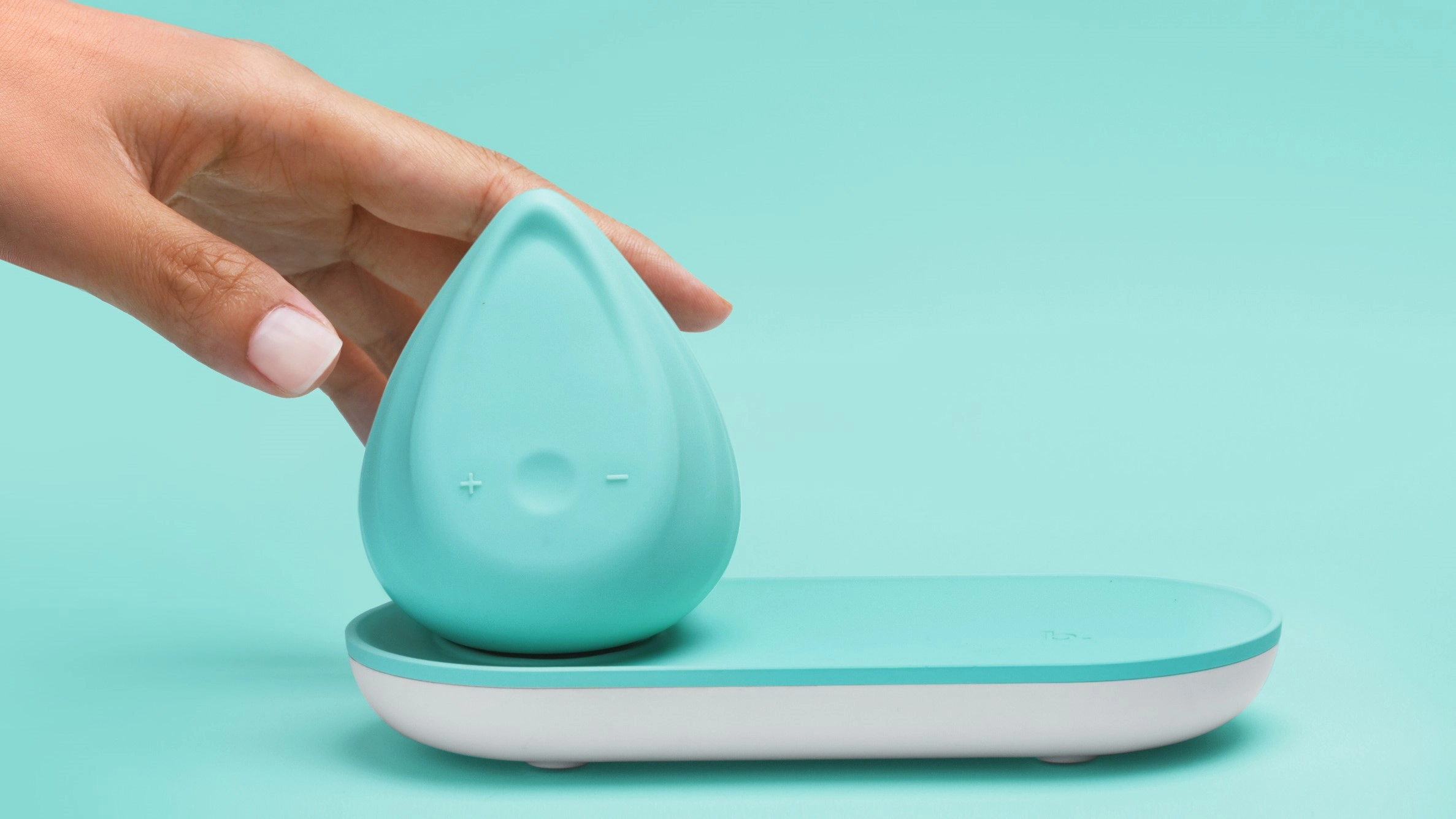 Een traanvormige vibrator op een oplaadplateau