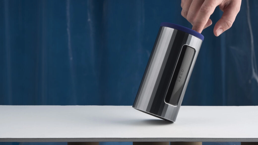 Een vinger die op een masturbatieproduct voor mannen tikt