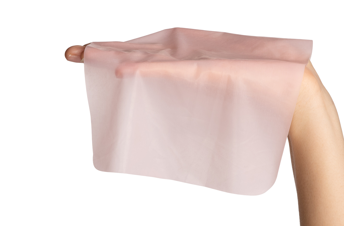 En hand som håller en slicklapp för oralsex