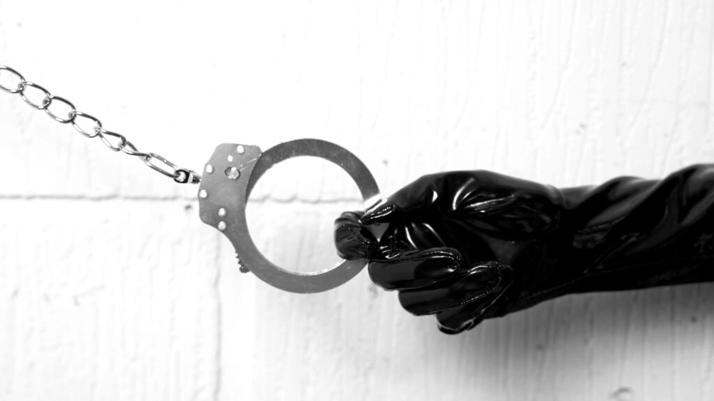 Lakhandschoen en een paar handboeien