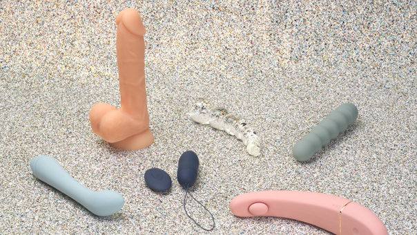 Seks forskellige vagina stimulatorer på en glitter baggrund