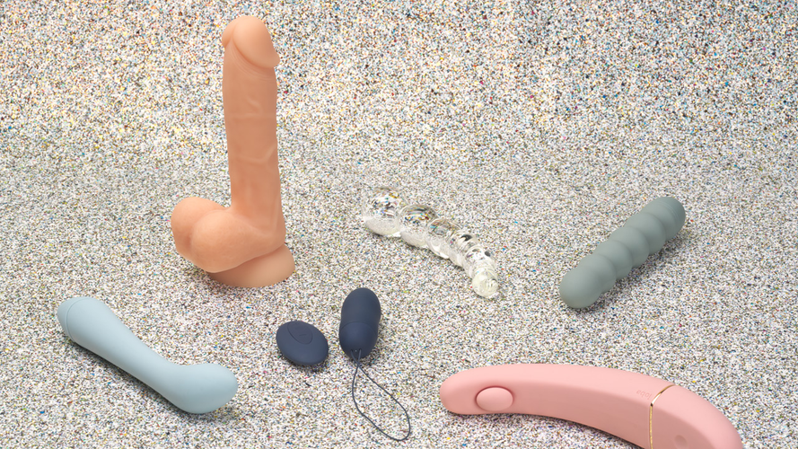 Seks forskellige vagina stimulatorer på en glitter baggrund