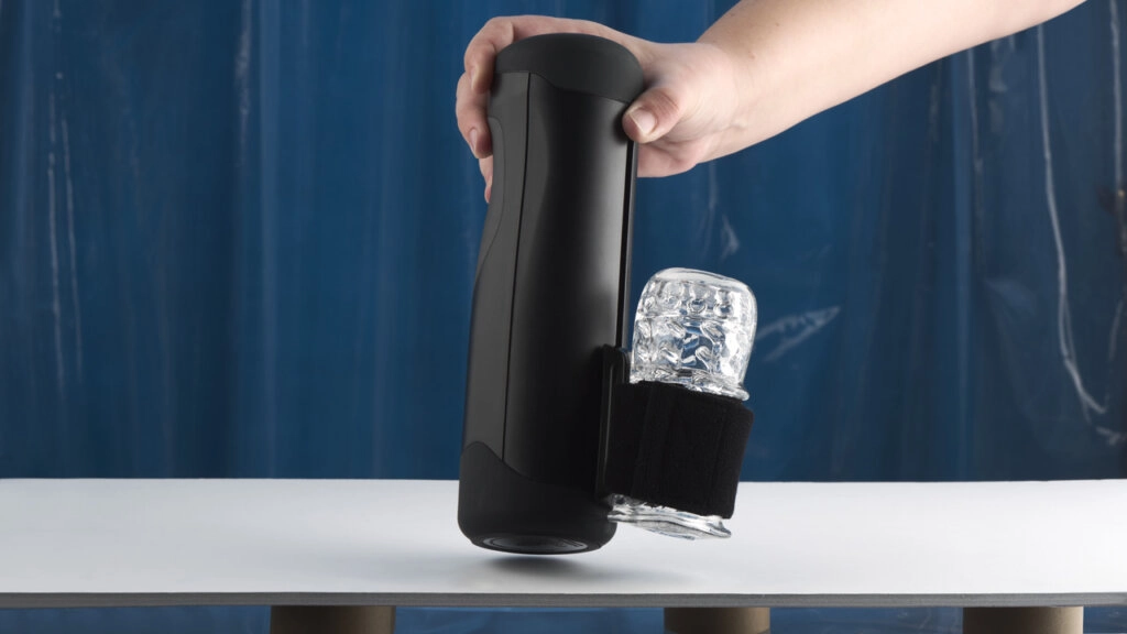 Een hand dat een masturbatie product voor mannen vasthoud