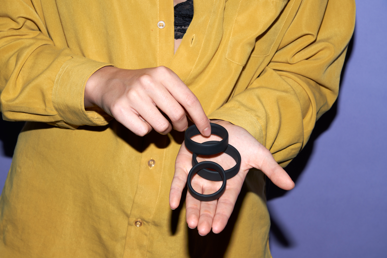 Drie verschillende cockringen op een hand