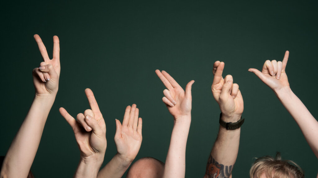 Seks hænder viser forskellige håndtegn