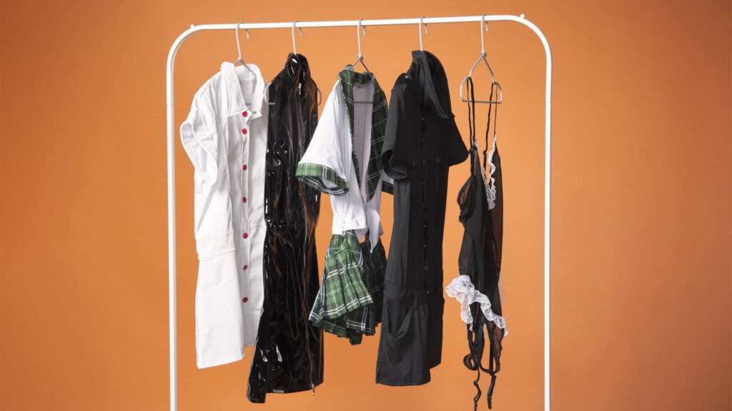 Verschillende kostuums die aan kleerhanger hangen