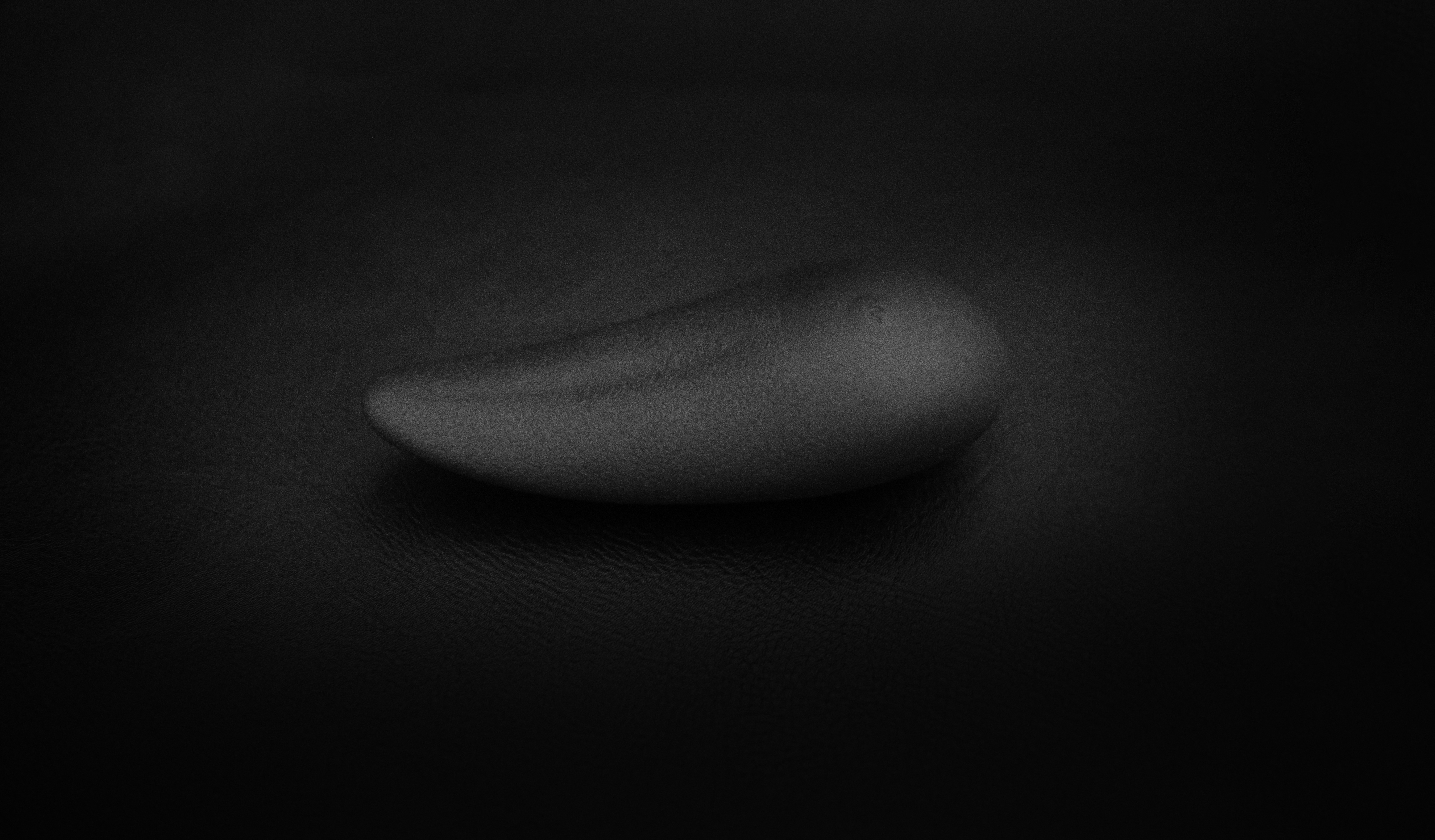 Sort sexlegetøj på sort baggrund