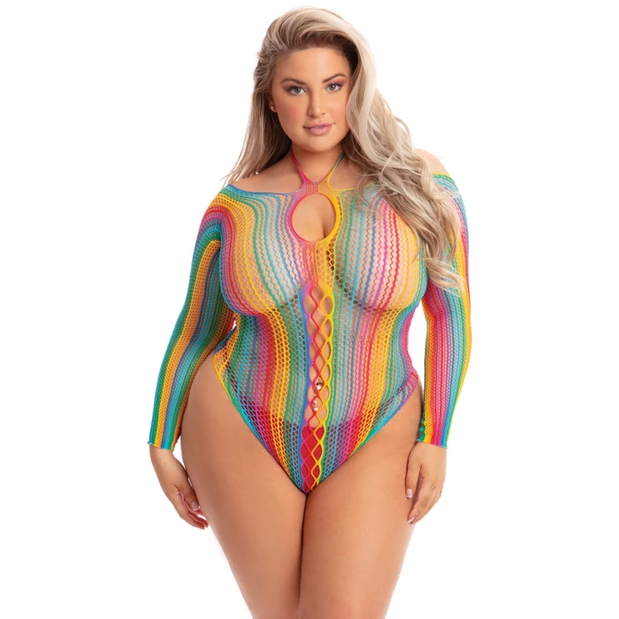 Vrouw in een plus size regenboogkleurige body