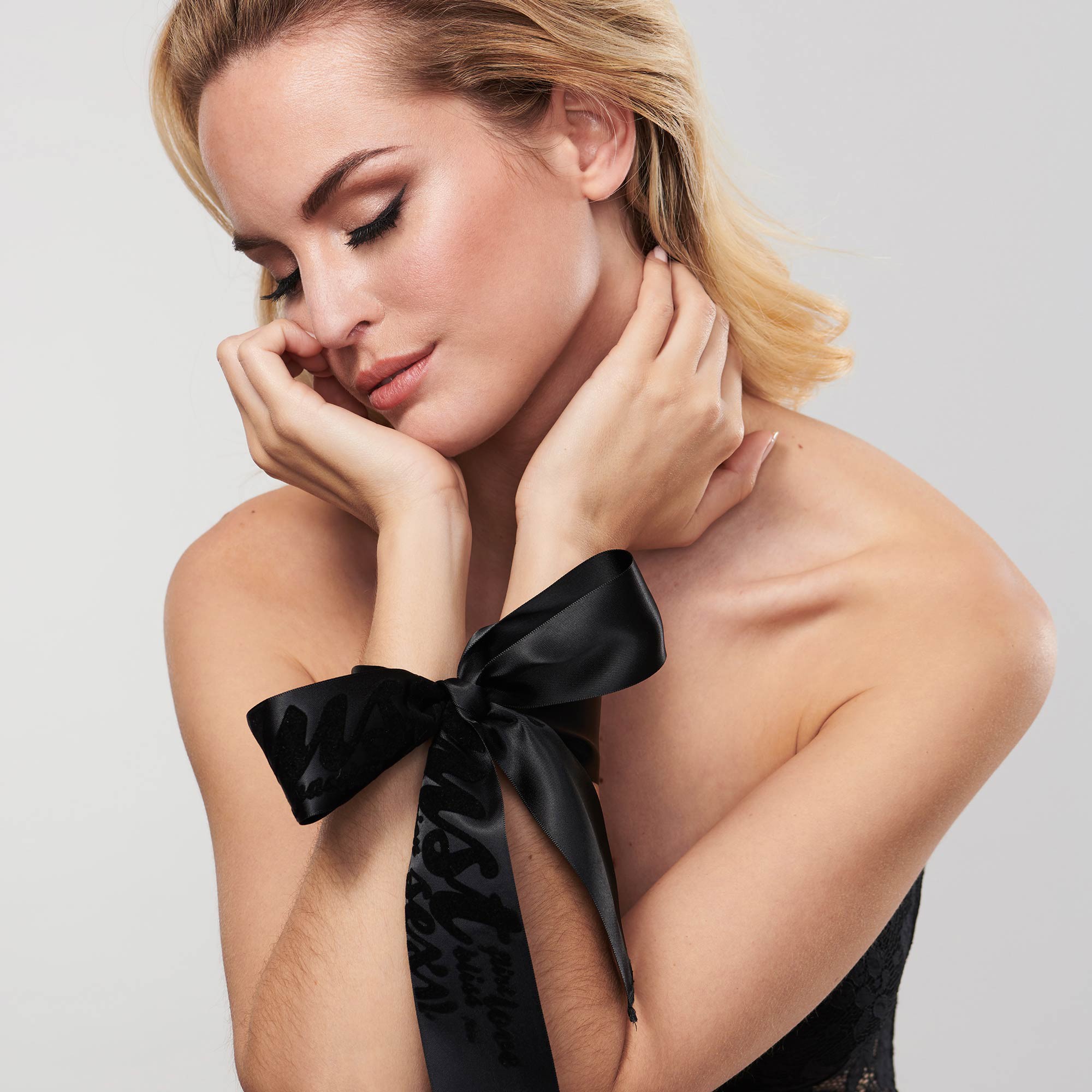 Bijoux Indiscrets Silky Sensual Handcuffs Sidontanauhat 1