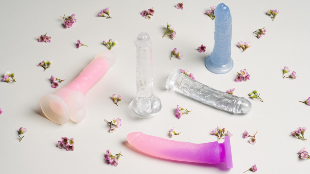 Fem ulike dildoer og mange små blomster