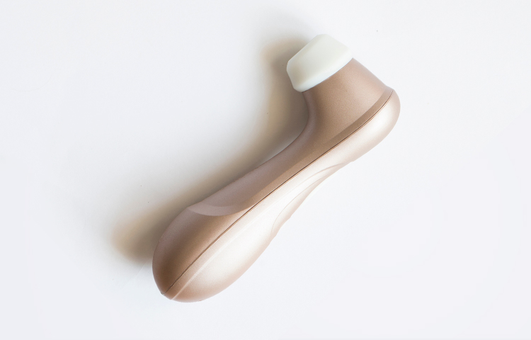 Satisfyer Pro 2 Next Generation vaaleaa taustaa vasten