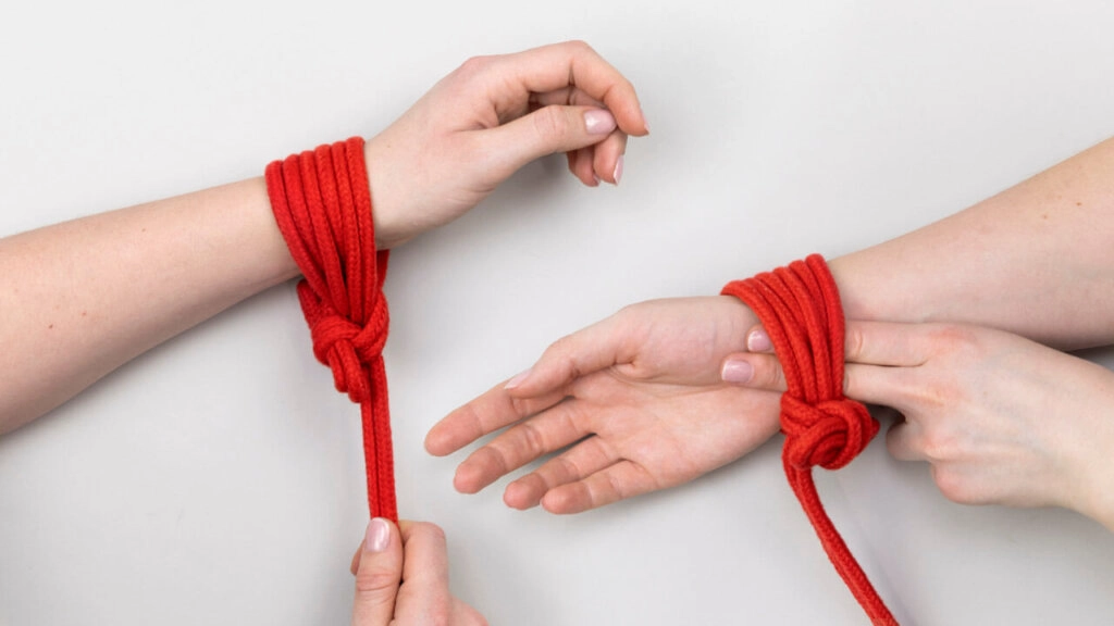 To håndled bundet med bondagereb