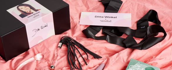 Sexlegetøj på lyserød dyne fra Ditte Winkel boks