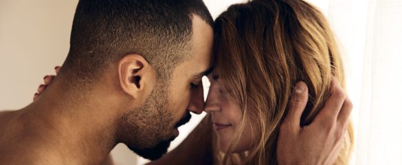 Par med lukkede øyne som berører hverandres ansikt