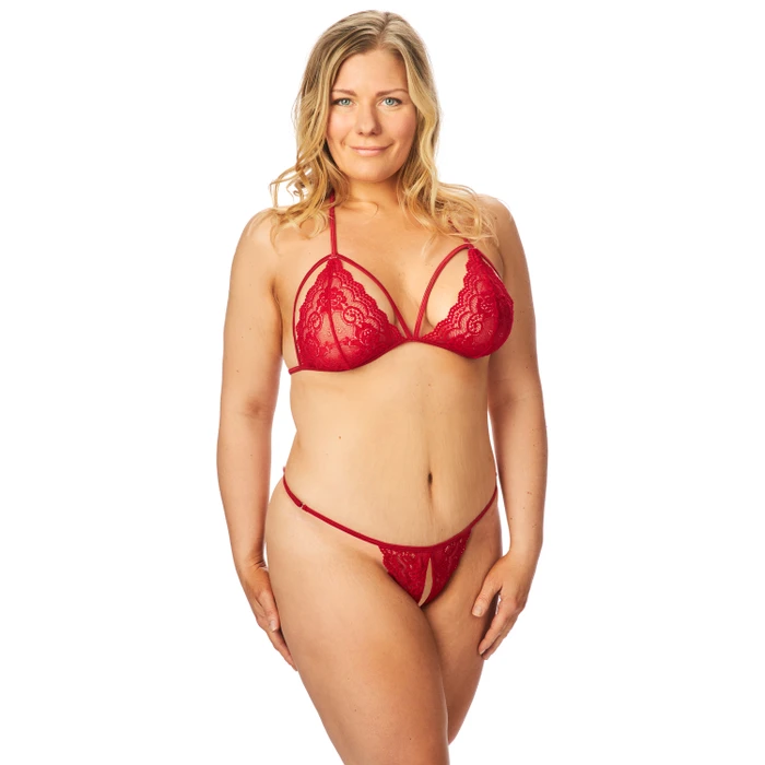 Plus size kvinde iført et rødt lingeri sæt med blonder og stropper