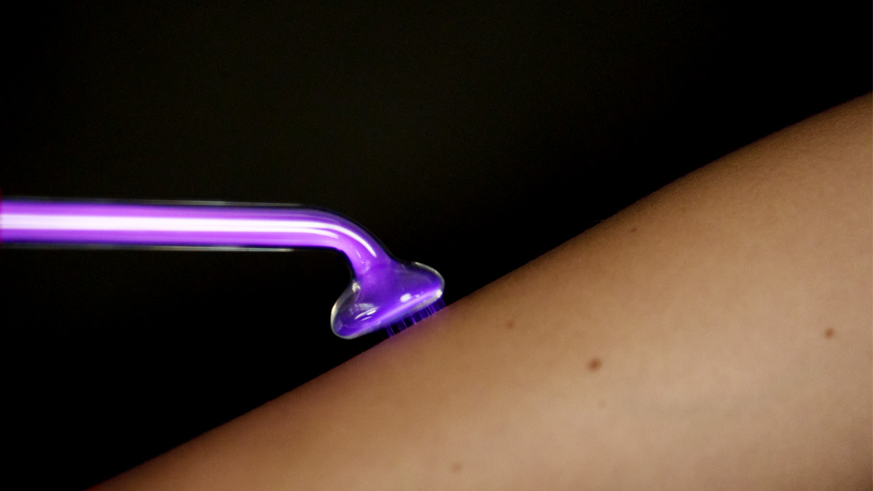 Sex toy for electroplay against bare skin