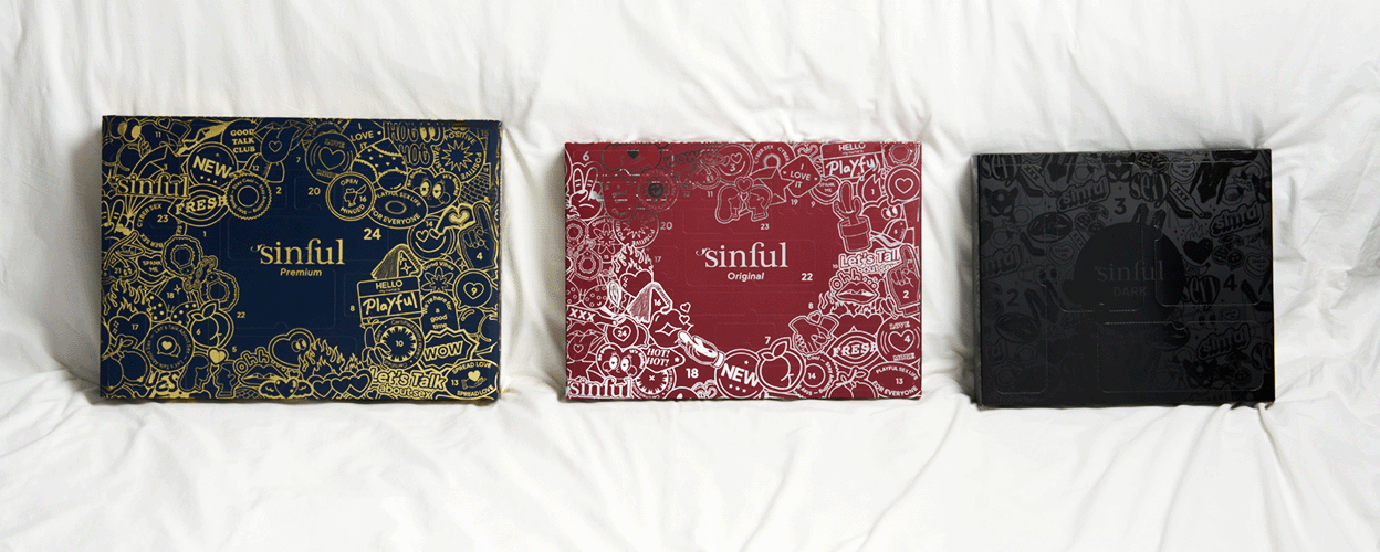 Hände berühren und greifen nach drei Adventskalendern