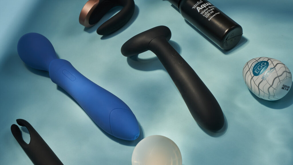 Olika sexleksaker på blå bakgrund