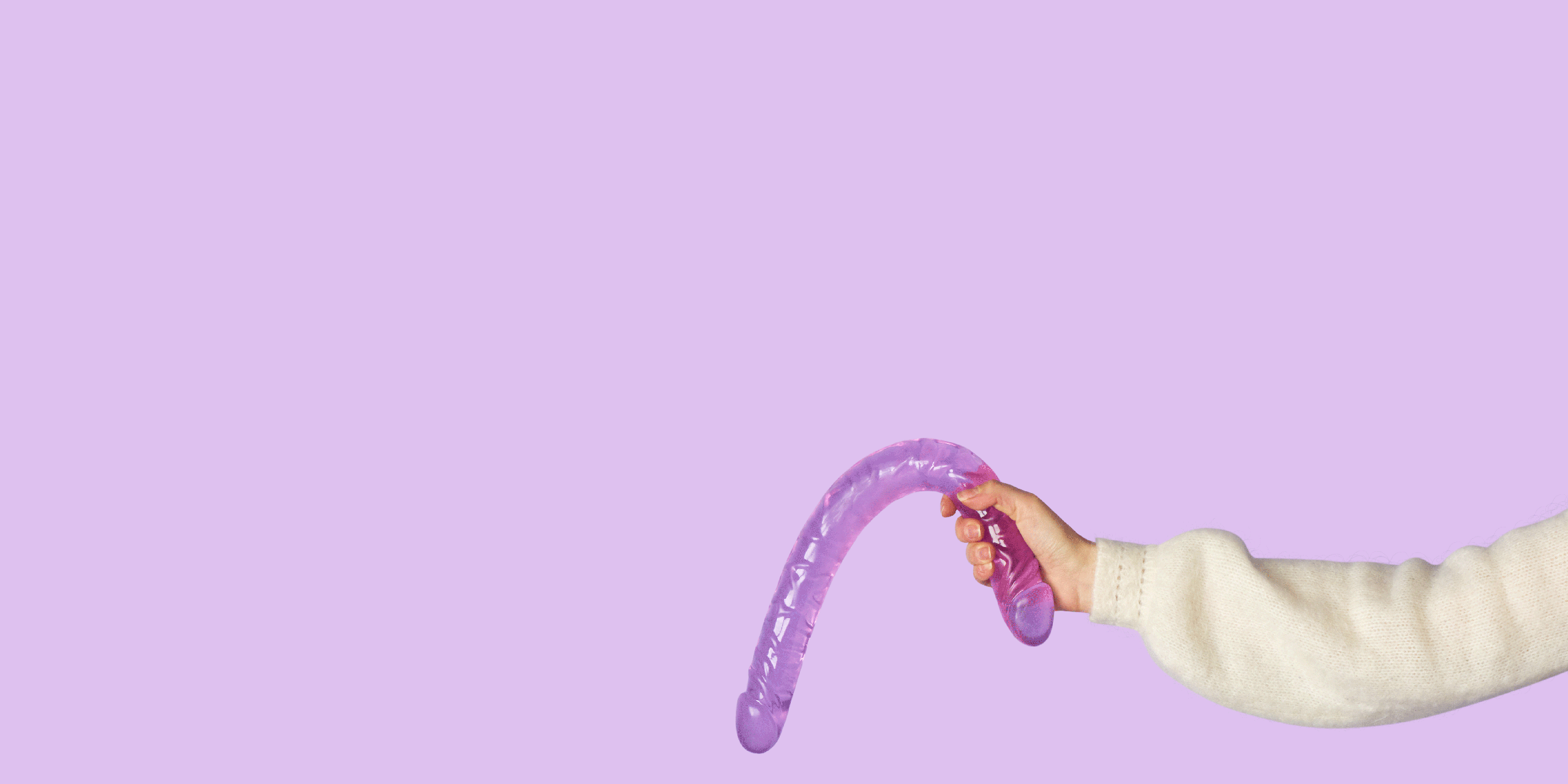 Een hand met een dubbele dildo