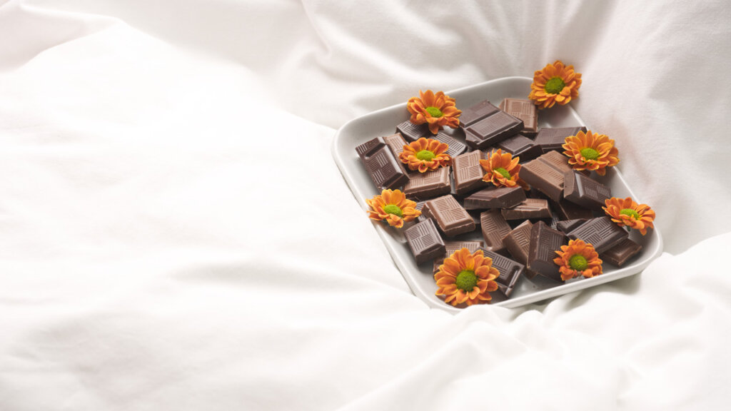 Lautasellinen suklaata ja kukkia 