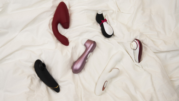 Womanizer en Satisfyer speeltjes op een bed