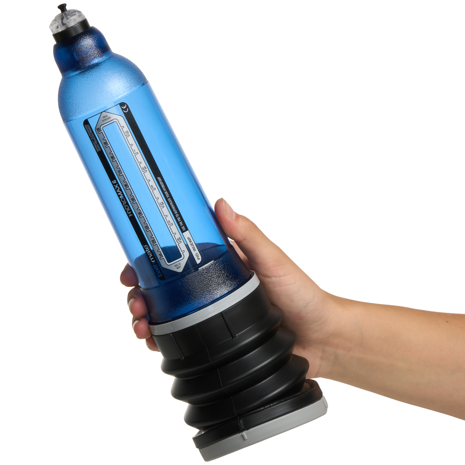 Bathmate Hydromax8 Aqua в руке, вид на корпус и измерительную шкалу