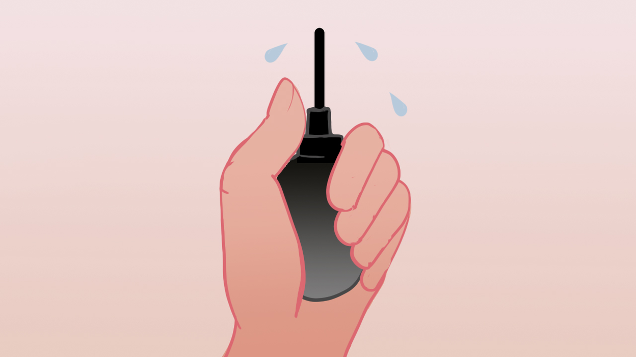 Illustration av en hand som håller en svart anal douche med vatten som kommer ut