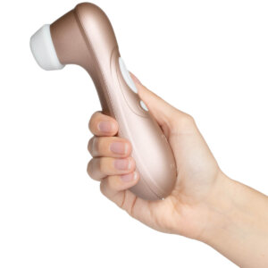 Hand die een Satisfyer Pro 2 clitorisstimulator vasthoudt 