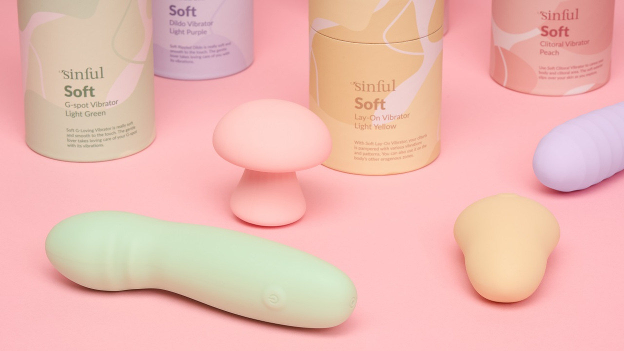 Sextoys Sinful Soft posés sur fond rose