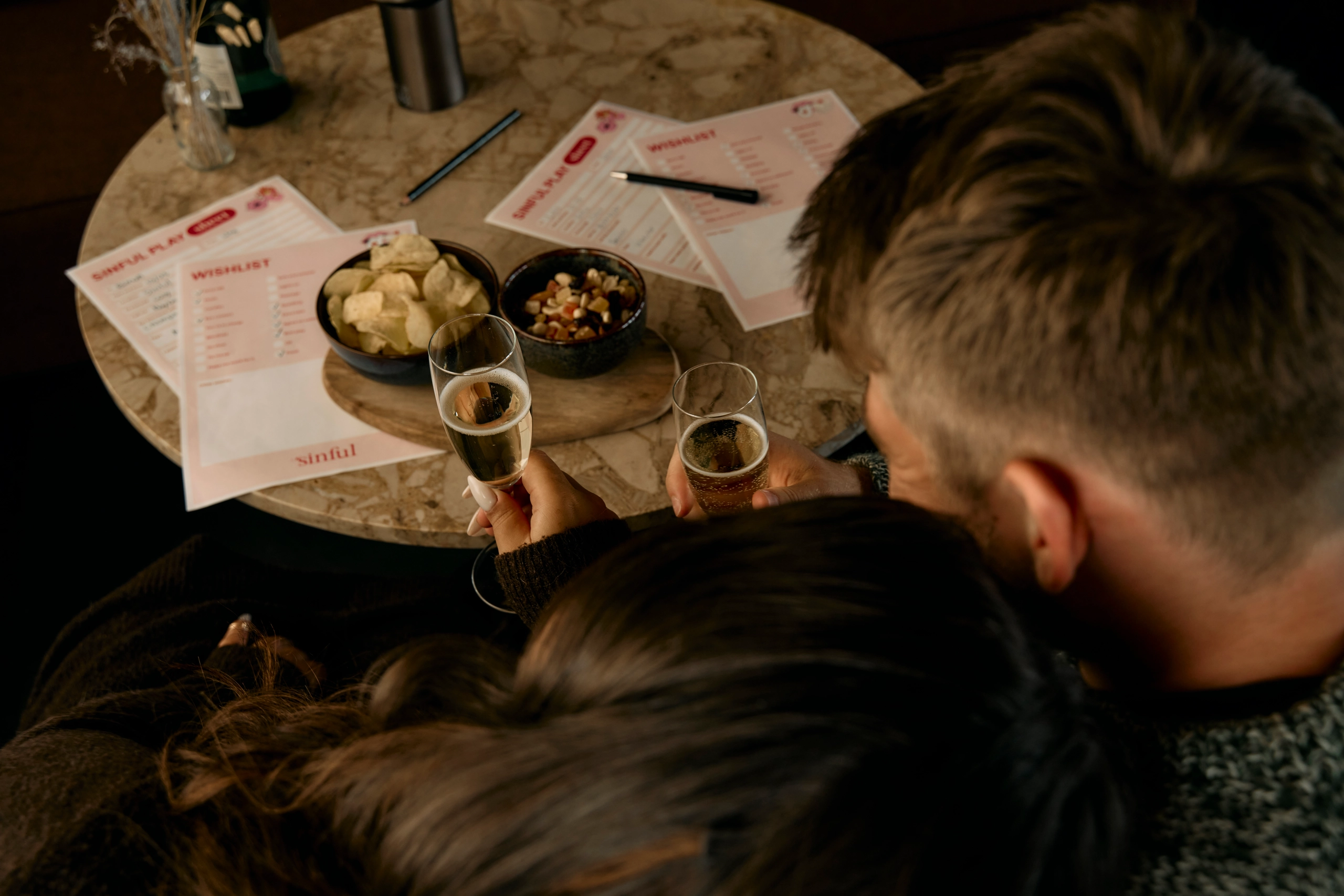 Een stel zit samen op een date