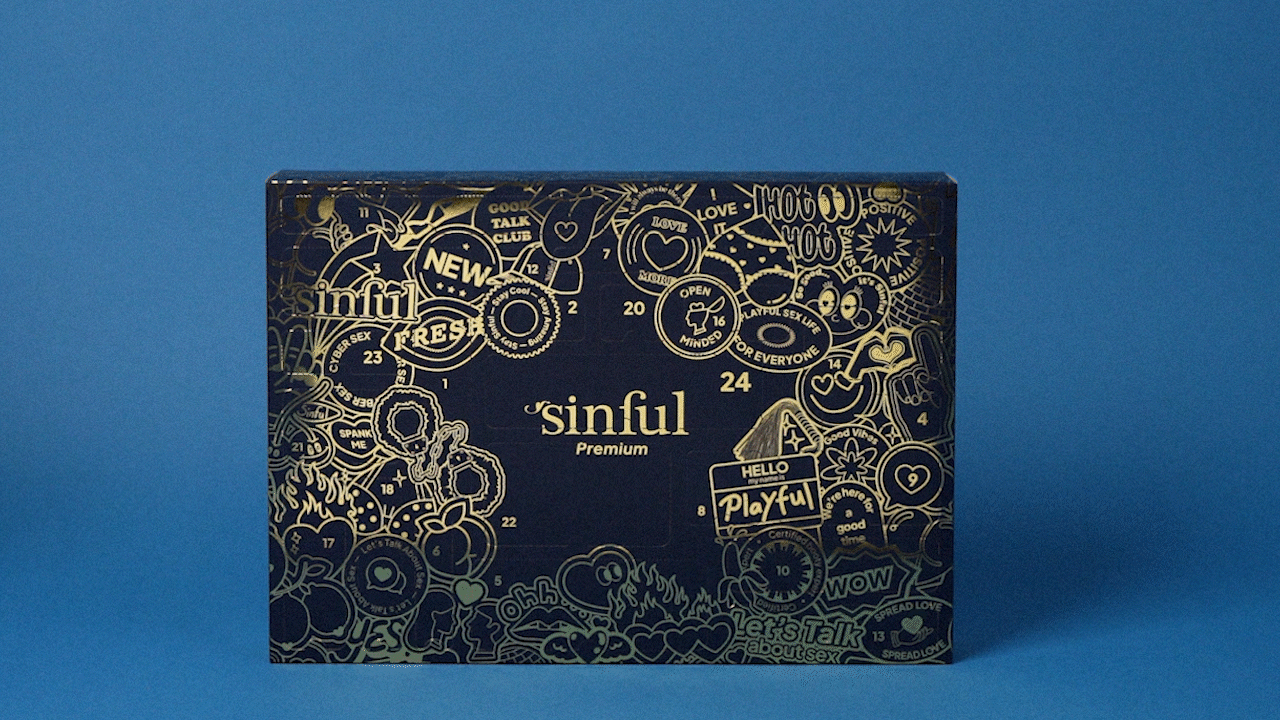 GIF einer Hand, die nach einem blauen Adventskalender greift.