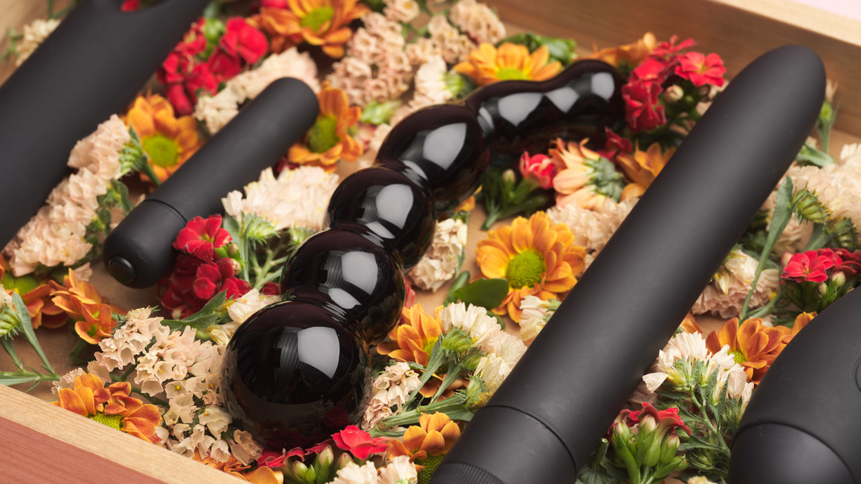 Sextoys et fleurs dans un coffret en bois