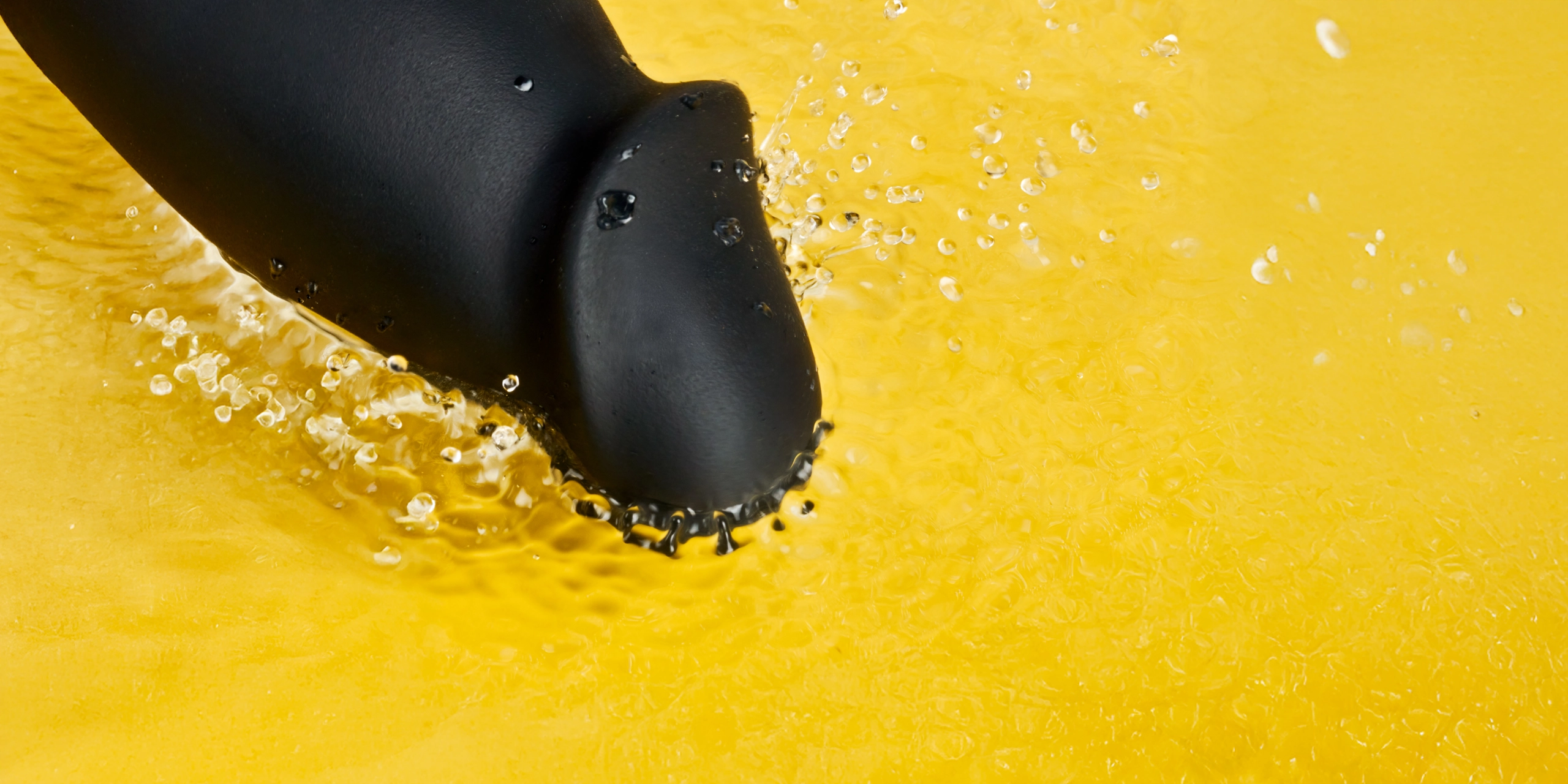 Een vibrerende dildo die water opspat