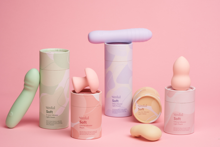 Collection de produits Sinful Soft sur fond rose