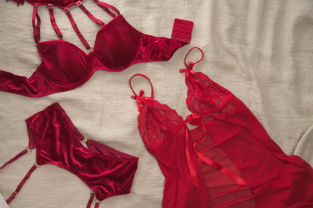 Röda underkläder på en säng