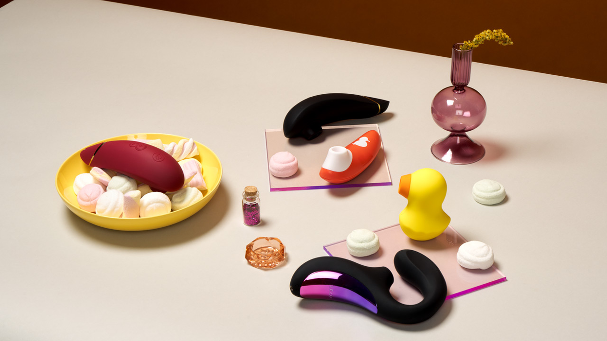 Verschillende clitorisstimulators en decoratieve items op een tafel