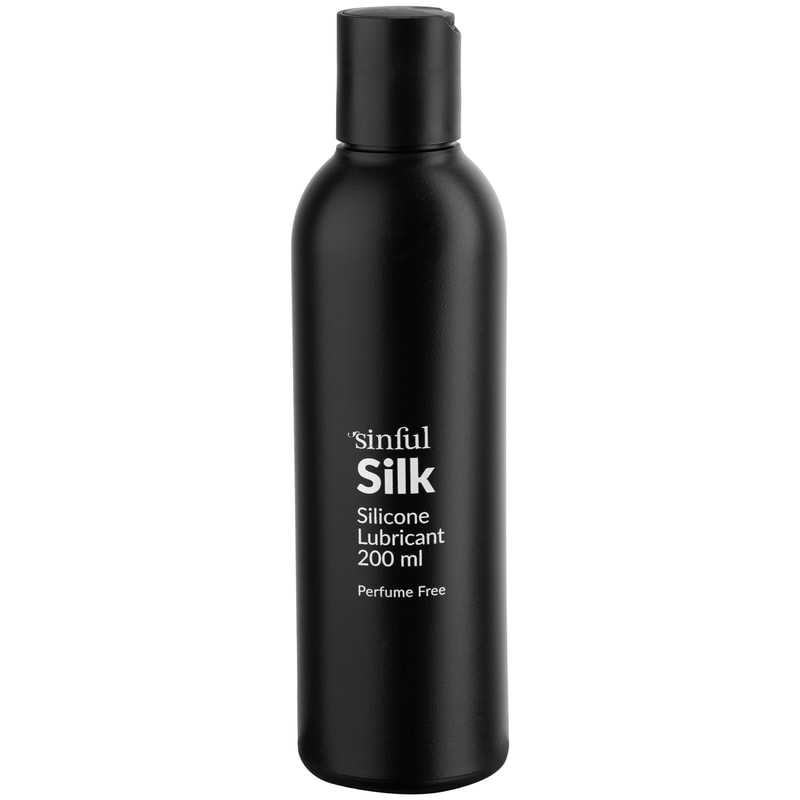 Mat sort flaske med sort låg og hvid skrift, stående på hvid bund