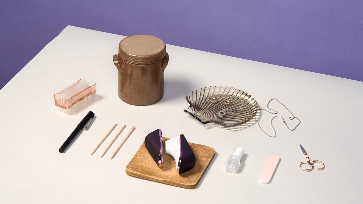 Satisfyer Traveler and various decorative items on a table