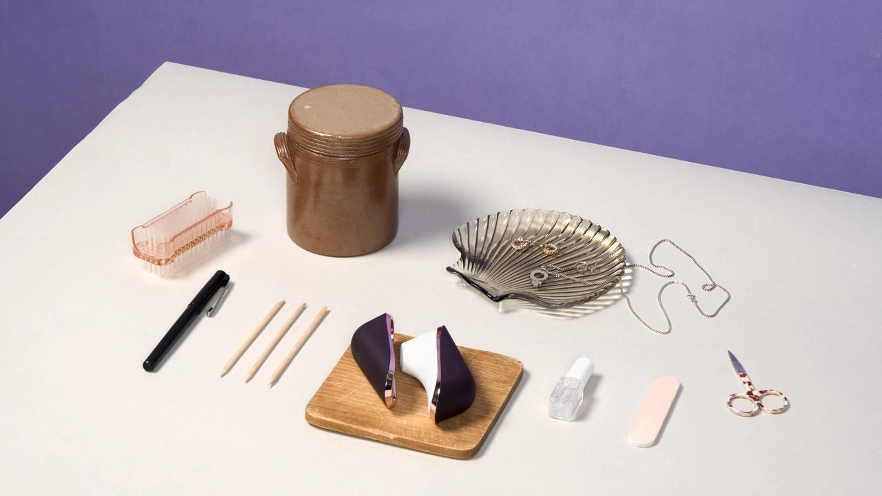 Satisfyer Traveler og forskjellige pynteting på et bord