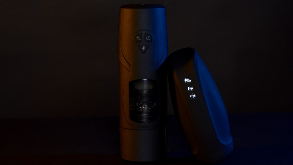Zwarte blowjob penis vibrator met een donkere achtergrond