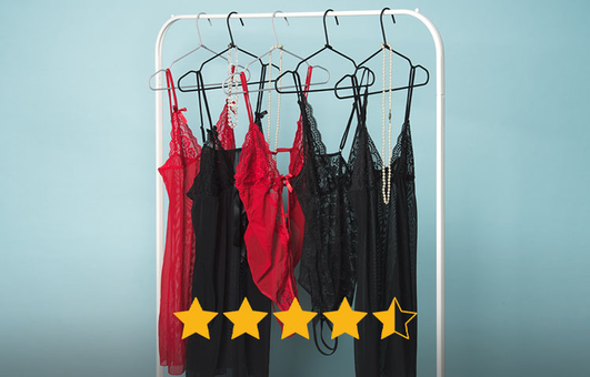 Lingerie op hangers met gele beoordelingssterren ervoor