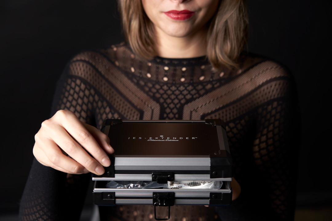 Une personne derrière une boîtier Jes Extender